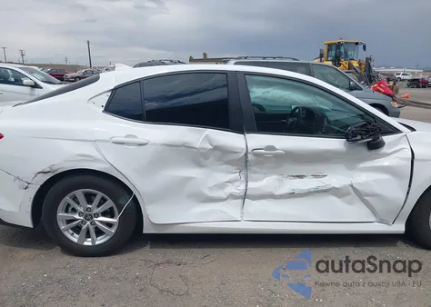 2025 Toyota Camry Le z USA, uszkodzony, nr VIN 4T1DAACK2SU568579